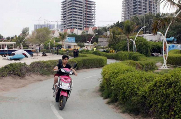 حذف تدریجی موتور‌های برقی از جزیره کیش؛ پاک کردن صورت مساله در کنار شنا بر خلاف مسیر آب؟!