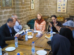 اهدای کتاب توسط پژوهشگر آلمانی به اداره کل میراث فرهنگی خوزستان اهدای کتاب توسط پژوهشگر آلمانی به اداره کل میراث فرهنگی خوزستان