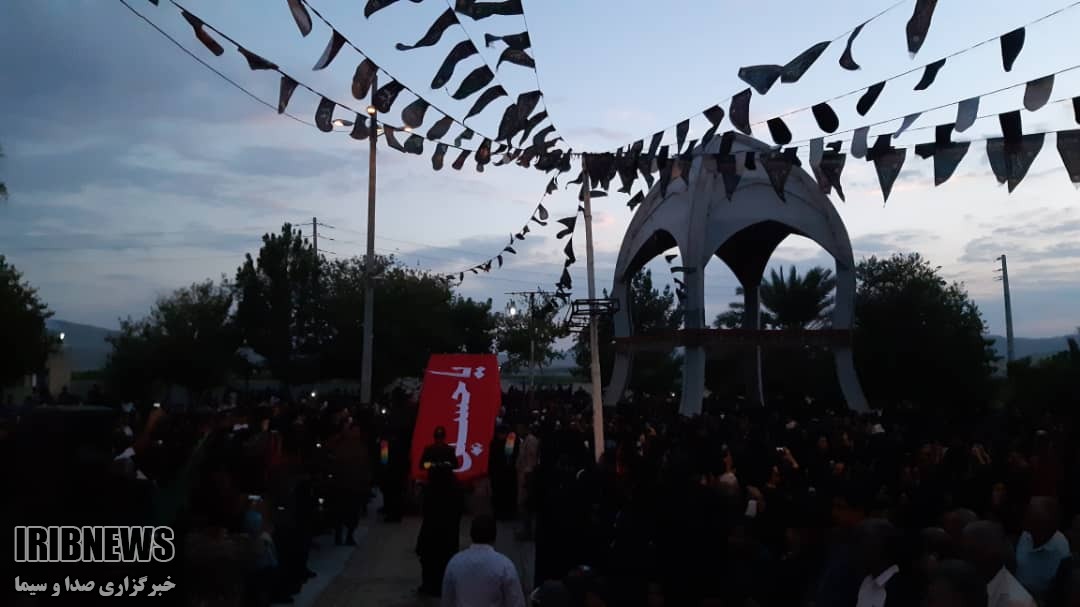 اهتزاز پرچم سرخ حسینی در دوبرجی داراب | خبرگزاری صدا و سیما