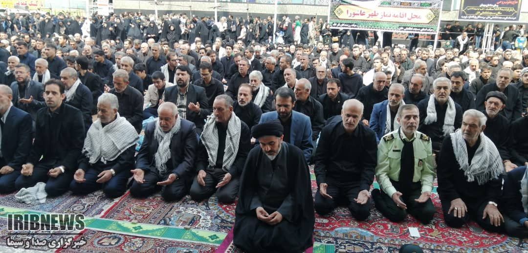 اقامه نماز ظهر عاشورا با لباس سیاه در عزای حسین (ع)