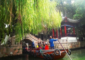 رونمایی از گوشواره‌های ابریشمی ساخته هنرمند قزوینی