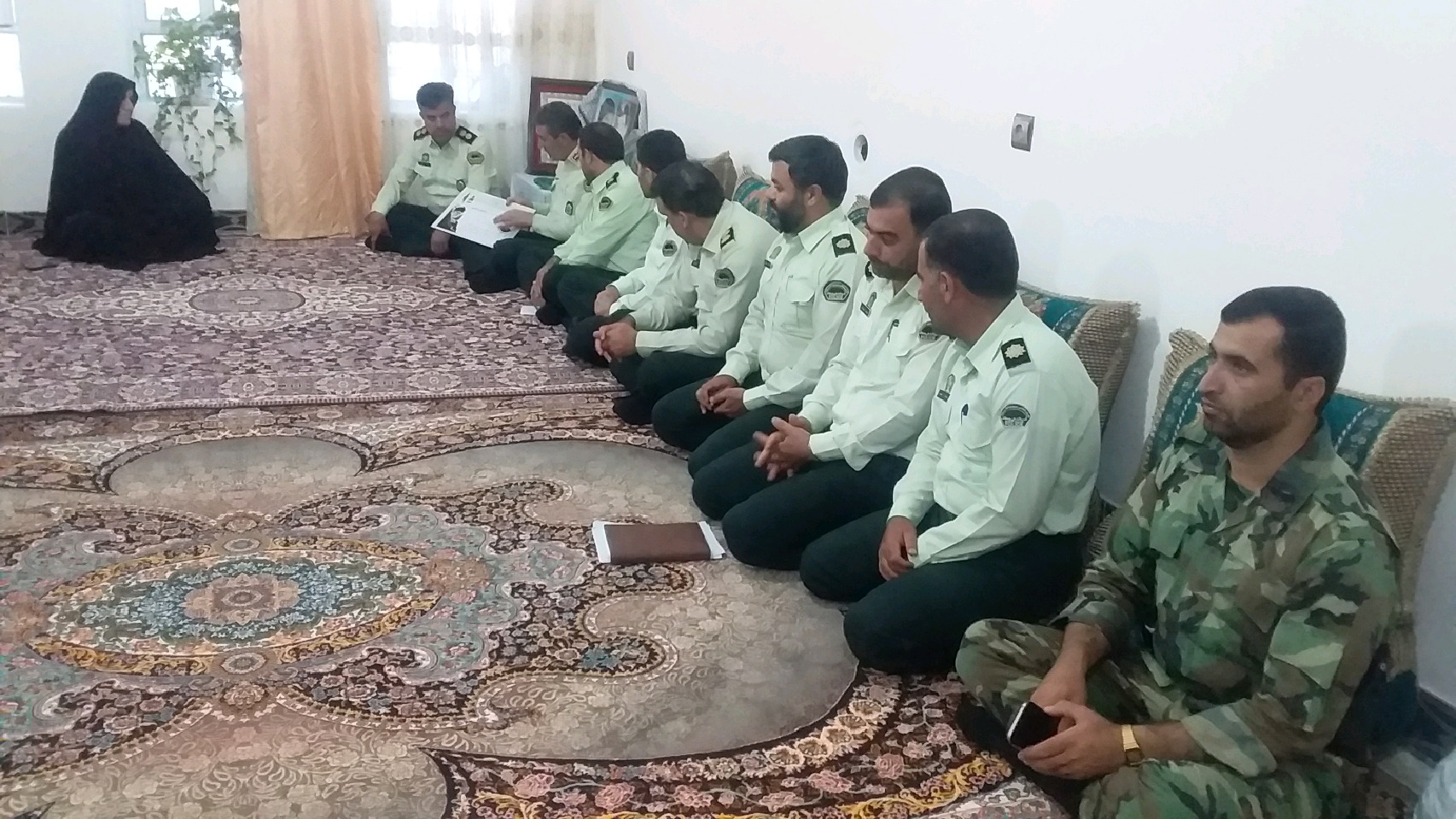 فرمانده انتظامی حامل پیام و سلام رهبری به خانواده شهدای ناجا