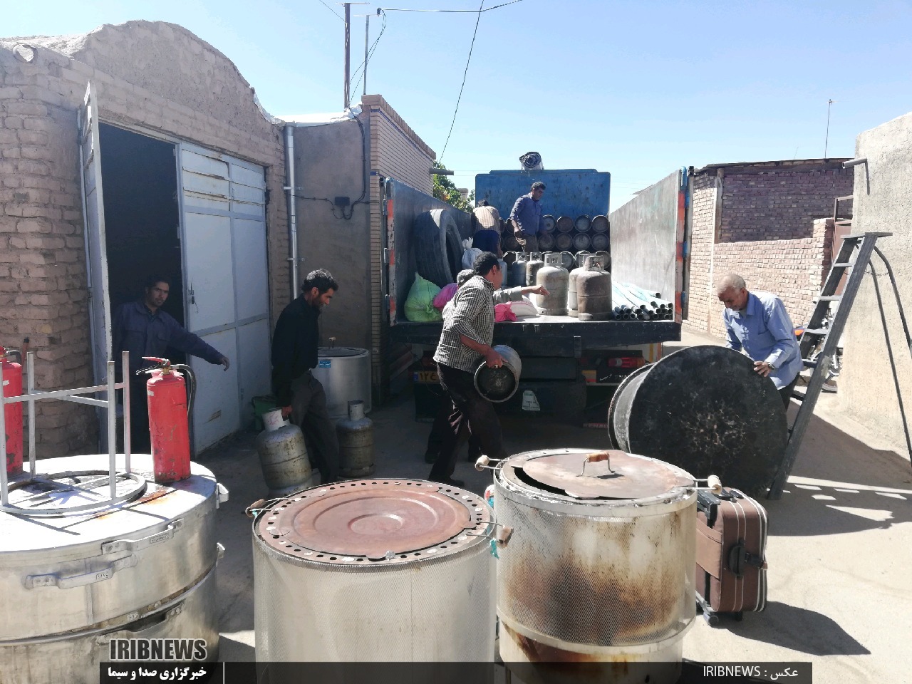 بارگیری و اعزام تجهیزات و کمک های مردمی  آیسک