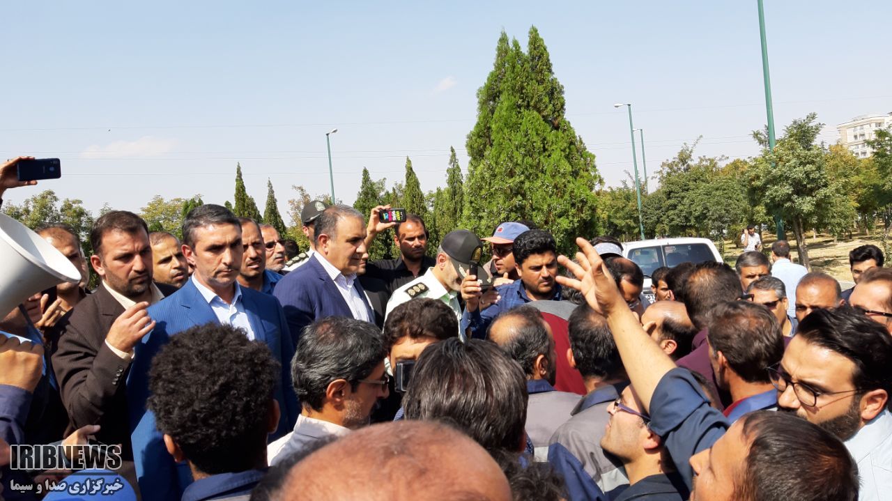 تجمع کارگران آذرآب اراک در زیر پل شهر صنعتی تجمع کارگران آذرآب اراک در زیر پل شهر صنعتی