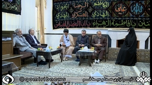 استاندار با حضور در منزل شهیدان زین الدین با مادر این دو شهید دیدار کرد.