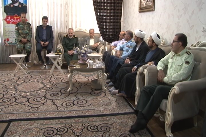 دلجویی از خانواده شهدا در همدان دلجویی از خانواده شهدا در همدان