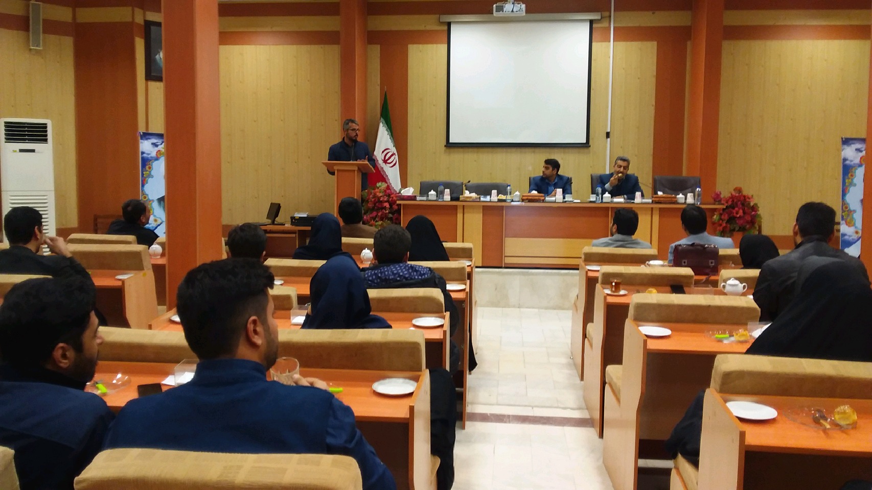 برگزاری نشست هم اندیشی پیشگیری و مبارزه با مواد مخدر در چناران برگزاری نشست هم اندیشی پیشگیری و مبارزه با مواد مخدر در چناران