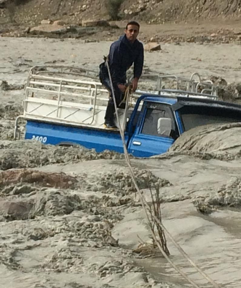 نجات راننده خودرو گرفتار در سیلاب نجات راننده خودرو گرفتار در سیلاب