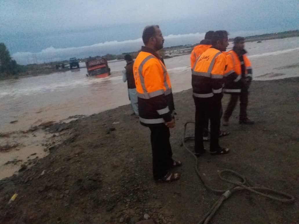 نجات دوفرد گرفتار در سیلاب آبنمای بیژن آبادقلعه گنج نجات دوفرد گرفتار در سیلاب آبنمای بیژن آبادقلعه گنج