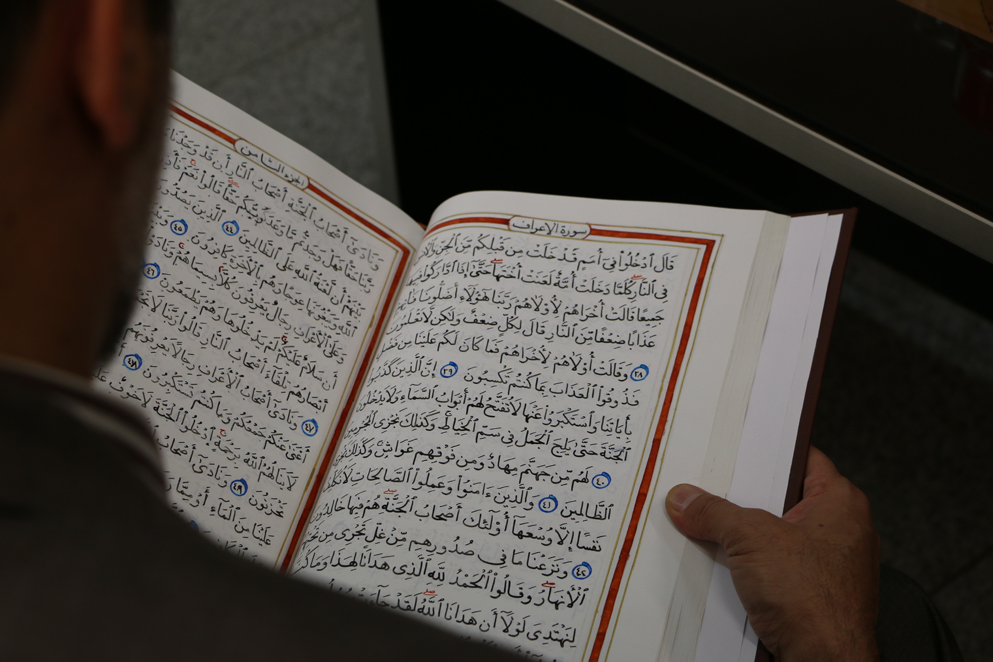 اهدای قرآن دست&zwnj;نویس به آستان مقدس حضرت معصومه (س)