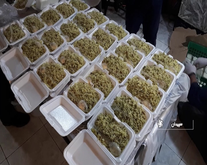 طبخ و توزیع غذای گرم برای نیروهای درگیر مبارزه با کرونا در سپیدان طبخ و توزیع غذای گرم برای نیروهای درگیر مبارزه با کرونا در سپیدان