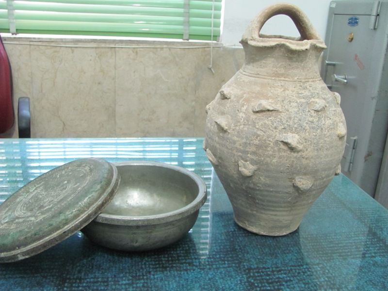 کشف اشیای عتیقه مربوط به دوران قاجار در ابرکوه کشف اشیای عتیقه مربوط به دوران قاجار در ابرکوه