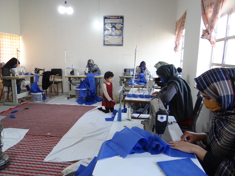 تولید روزانه بیش از هزار و500 عدد ماسک  توسط بسیجیان خواهر دربردسکن وانابد تولید روزانه بیش از هزار و500 عدد ماسک  توسط بسیجیان خواهر دربردسکن وانابد