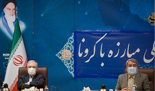 وزیر کشور: رسیدن به آرامش و ثبات، مستلزم مشارکت و افزایش آن استتهران / خبرگزاری صدا و سیما / علمی و فرهنگی   1111    1399/10/11وزیر کشور گفت:​ لازمه رسیدن به آرامش و ثبات و گذر از این شرایط کرونایی، مشارکت همگانی و افزایش آن است.به گزارش خبرنگار حوزه سلامت گروه علمی فرهنگی هنری خبرگزاری صدا و سیما، آقای دکتر عبدالرضا رحمانی فضلی امروز پس از برگزاری کمیته مشورتی قرارگاه عملیاتی مقابله با کرونا که با حضور وزیر بهداشت در محل این وزارتخانه برگزار شد، افزود:​ پس از لطف خدا ، همکاری، مساعدت و مشارکت مردم در همه مراحل موجب توفیق شده است تا بتوانیم روند کاهشی نسبتاً​ با ثباتی در کنترل کرونا داشته باشیم.وی با تاکید بر اینکه شرط اصلی ادامه روند کاهشی ،مشارکت مردم است گفت : ما می دانیم مردم در زحمت ، فشار و سختی از نظر اجتماعی ، روانی و اقتصادی دوران پرتنشی را در اضطراب و نگرانی گذرانده اند اما باید بدانیم برای رسیدن به آرامش و ثبات ، مشارکت و افزایش آن نیاز است وگرنه شرایط نامطلوب می تواند، ادامه یابد.فرمانده قرارگاه عملیاتی ستاد ملی مدیریت کرونا گفت: با همکاری مردم ، حمایت های دولت و دستگاه هایی که در این مدت یاری دهنده بودند با محوریت وزارت بهداشت و استمرار این همکاری ها شاهد موفقیت های بیشتری در آینده خواهیم شد.آقای رحمانی فضلی افزود: ما هر هفته جلسات مشترکی داریم و از همکاران پرتلاش و زحمتکش وزارت بهداشت که در زمینه تحقیقاتی، بهداشت و درمان، تامین تجهیزات و نیروی انسانی فعالیت دارند تشکر می کنیم، ما از ابتدای بیماری تا امروز گام های خوبی برداشته  و پیشرفت های خوبی داشته ایم و در روزهای اولیه حتی ماسک و کیت نداشتیم اما هم اکنون با استفاده از تجربه و امکاناتی که در وزارت بهداشت داریم در تمام این زمینه ها موفق و سربلند بوده ایم که قطعاً نتیجه تلاش همکاران ما در وزارت بهداشت بوده است.وی گفت:​ با روندی که در این مقطع شروع شده است، طرح منسجم هوشمند با توصیه وزارت بهداشت در ستاد مقابله با کرونا آغاز شد و سطح کار از سطح ملی به سطح استانی و سپس به سطح شهرستانی رفت و در شهرستان ها هم این طرح منسجم از محلات تا خانواده ها اجرایی شد.آقای رحمانی فضلی گفت :  هدف ها هوشمند است و منابع و اولویت ها کاملاً دقیق صورت گرفته است که هم اکنون روند کاهشی نسبتاً با ثباتی را شاهد هستیم و این نشان دهنده توفیق مجموعه فعالیت هایی است که انجام شده است.وزیر کشور افزود: ​بعد از لطف خدا همکاری، مساعدت و مشارکت مردم در تمام این مراحل بوده که موجب این توفیق شده است.وزیر بهداشت، درمان و آموزش پزشکی نیز در ادامه این جلسه با تشکر از فرمانده قرارگاه عملیاتی ستاد ملی مدیریت کرونا گفت:​ این همدلی و رفاه بین وزارت بهداشت و وزارت کشور یکی از رازها و عوامل بسیار موثر در توفیقاتی است که این روزها کسب شده است.دکتر سعید نمکی با اشاره به اینکه ما جلسات مشترک زیادی داشته ایم افزود: امروز نیز بازدید از رصدخانه ای که در ستاد مقابله با کرونا در وزارت بهداشت است انجام گرفت که در این رصدخانه به صورت برخط ، تمام وقایع مربوط به مدیریت کرونا به صورت لحظه ای ثبت می شود.وی گفت: این رصدخانه ابزار هوشمندی است که با استفاده از این ابزار، بیماری را در سطح کشور رصد و نقاط آسیب پذیر را شناسایی می کنیم و از این ابزار بسیار پیشرفته کمک می گیریم و درصدد هستیم این ابزار را پیشرفته تر کنیم که اگر قرار بود طوفان های دیگری که دنیا را در بر گرفته برای کشور ما هم در راه باشد از پیش ارزیابی و راهکارهای مبارزه با ویروس را دنبال کنیم.وزیر بهداشت افزود : امیدواریم این همکاری مستمر و این وفاق و همدلی بتواند در پیشرفت امور و همکاری بین ما و قرارگاه کمک کند.