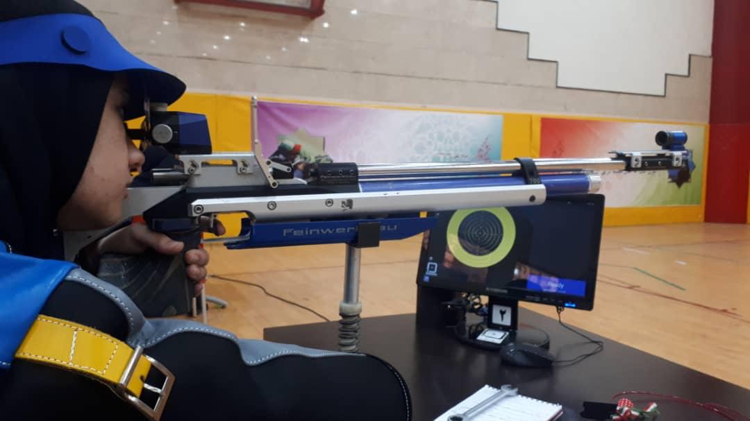 مدال برنز کشور بر گردن بانوی پاراتیرانداز فارسی مدال برنز کشور بر گردن بانوی پاراتیرانداز فارسی