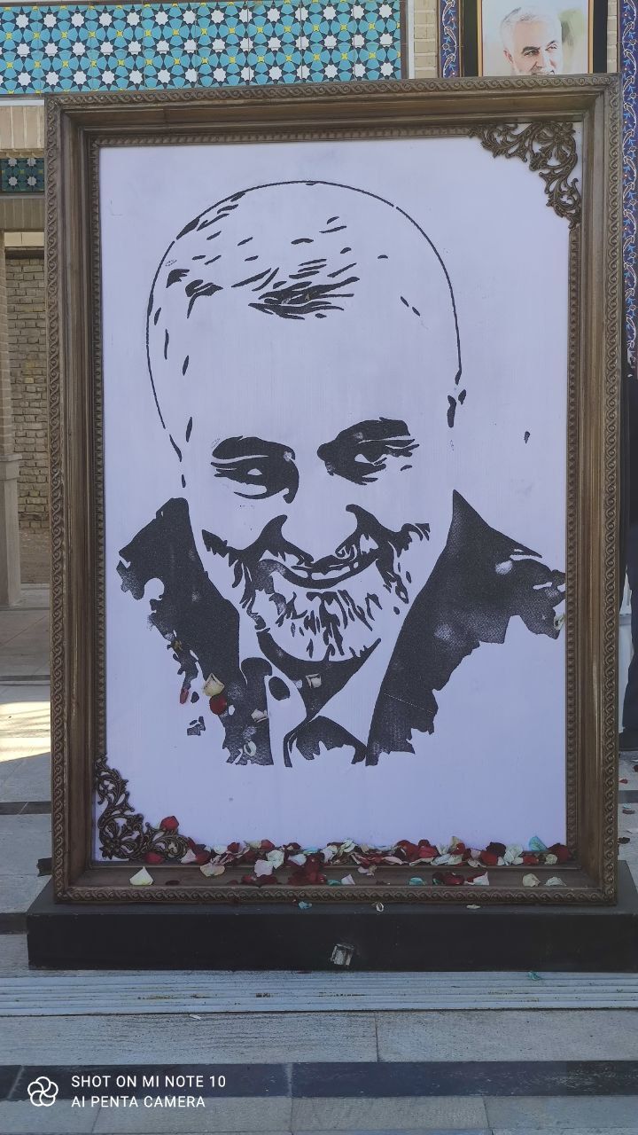 رونمایی از تصویر شهیدان سردار سلیمانی وفخری زاده