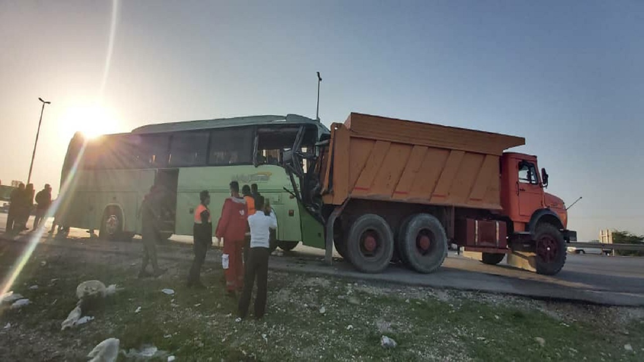 تصادف اتوبوس با کامیون ۵ مصدوم برجا گذاشت تصادف اتوبوس با کامیون ۵ مصدوم برجا گذاشت