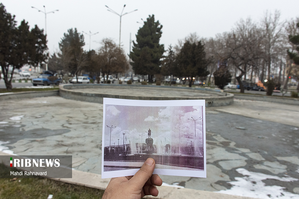 نمایی از میدان ساعت واقع که طی سالیان طولانی تغییرات چشم‌گیری کرده است. 