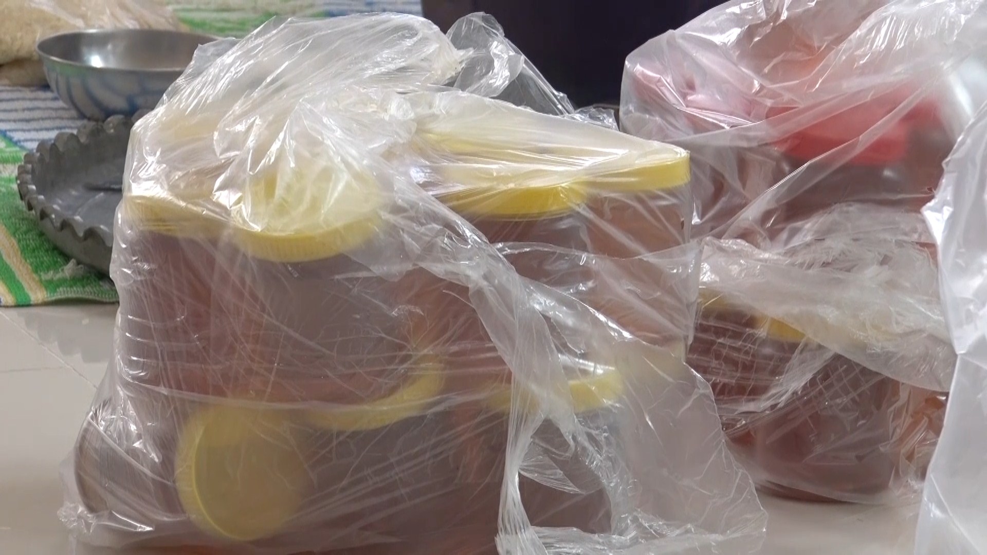 اهدا ۱۰۰ بسته کمک&zwnj;های مومنانه به بیماران وخانواده&zwnj;های نیازمند روستای کاغذی آران و بیدگل