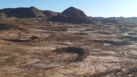 عملیات ساخت هلالی آبگیر و بذرپاشی در مناطق بیابانی تربت حیدریه عملیات ساخت هلالی آبگیر و بذرپاشی در مناطق بیابانی تربت حیدریه