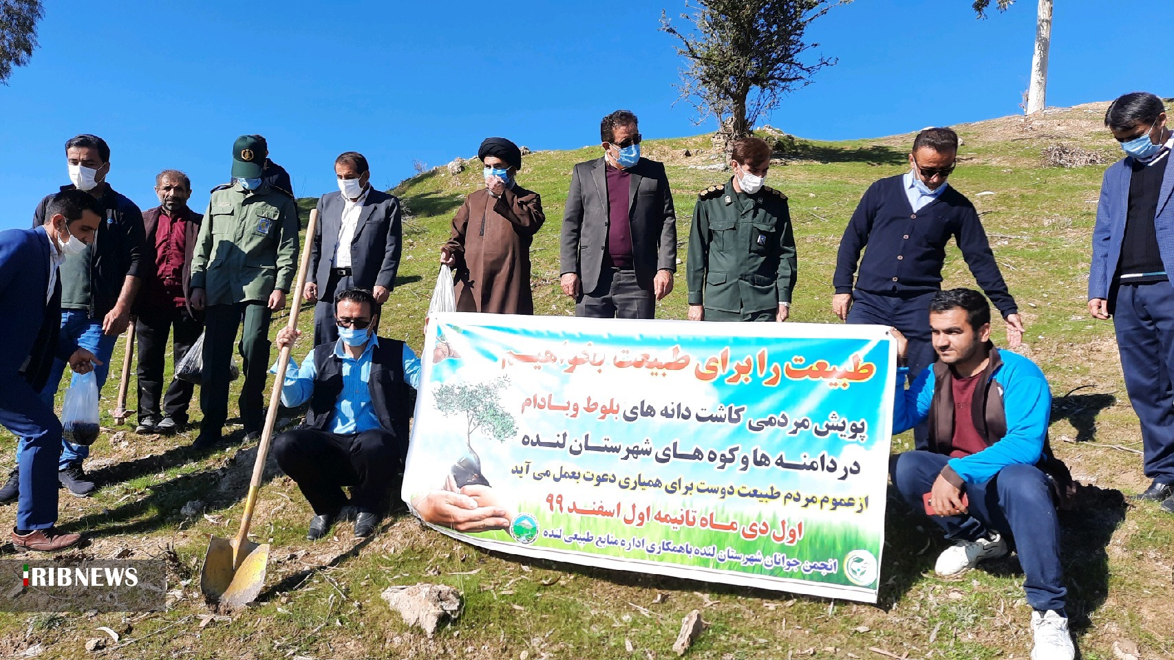 پویش مردمی کاشت دانه‌های بلوط و بادام در کوه‌های لنده