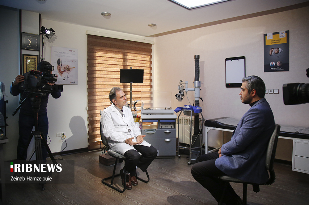 پزشک حاذقی که نعمت شنیدن را به کودکان ناشنوا هدیه می کند بدون تعارف با دکتر اجل لوییان