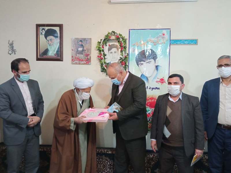 تجلیل از خانواده شهداء در بردسکن تجلیل از خانواده شهداء در بردسکن