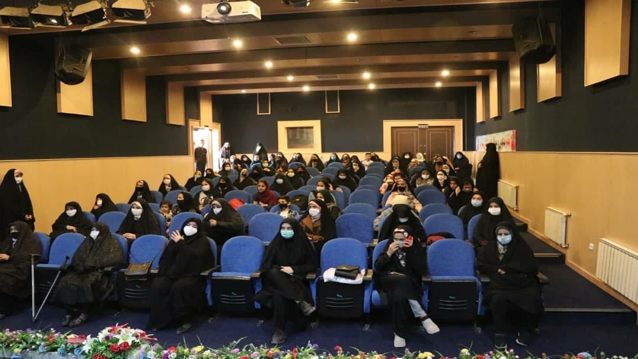 اکران فیلم «دیدن این فیلم جرم است» در شهر اقبالیه اکران فیلم «دیدن این فیلم جرم است» در شهر اقبالیه