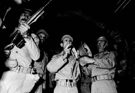 مردم به یاری نیروی هوایی آمدند