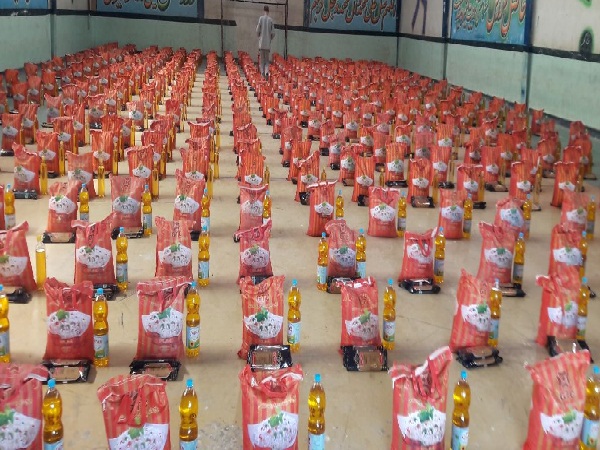 توزیع بسته‌های تبرک فاطمی بین نیازمندان اطراف امامزادگان