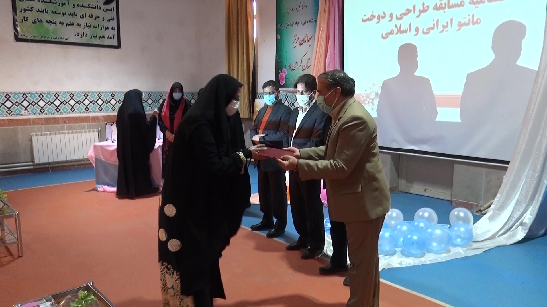 تجلیل از برترینهای جشنواره مد و لباس در خراسان جنوبی تجلیل از برترینهای جشنواره مد و لباس در خراسان جنوبی