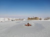 شنا در زیر آب‌های یخ زده توسط شناگر رکورددار بوکانی