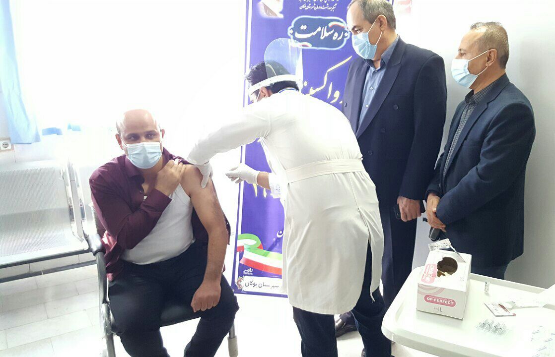 آغاز واکسیناسیون کووید 19 با تزریق اولین دوز این واکسن در بوکان آغاز واکسیناسیون کووید 19 با تزریق اولین دوز این واکسن در بوکان