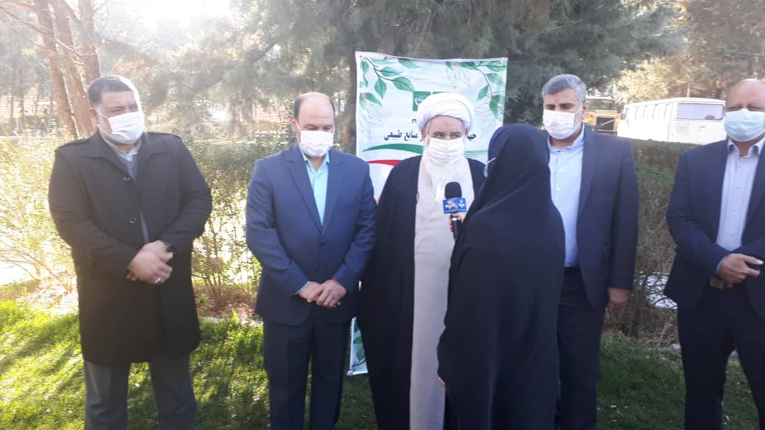 کاشت نهال در صدا و سیمای کرمانشاه با حضور نماینده ولی فقیه در استان کاشت نهال در صدا و سیمای کرمانشاه با حضور نماینده ولی فقیه در استان
