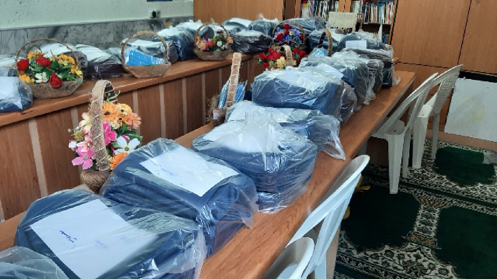 اهدای هزینه ساخت آموزشگاه و ۱۳۰۰ مانتو شلوار و پیراهن به دانش آموزان اهدای هزینه ساخت آموزشگاه و ۱۳۰۰ مانتو شلوار و پیراهن به دانش آموزان