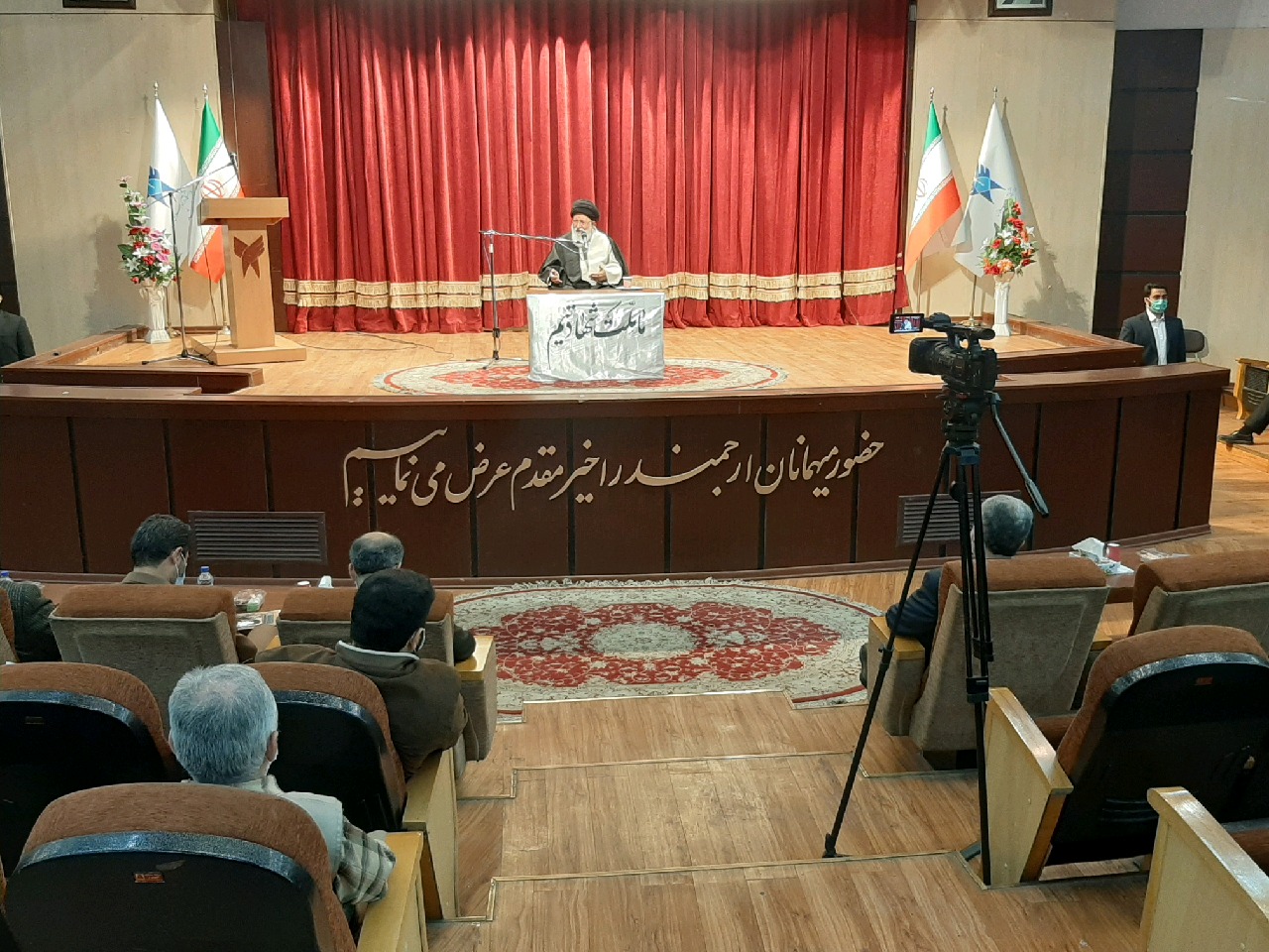 مشکلات معیشتی مردم به دلیل نبود مدیریت جهادی است مشکلات معیشتی مردم به دلیل نبود مدیریت جهادی است