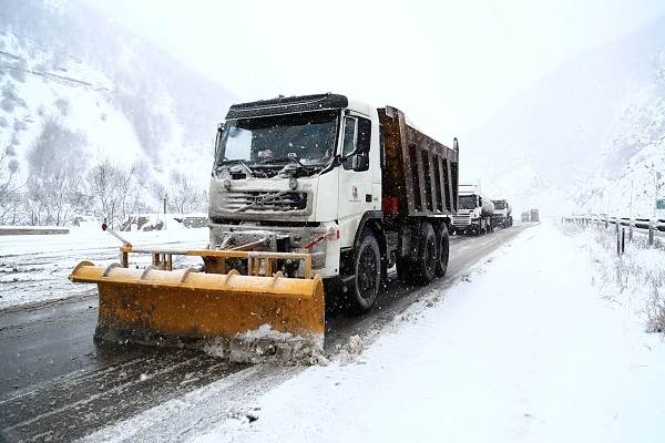 برفروبی ۳۷۰۰ کیلومتر از محورهای کوهستانی مازندران