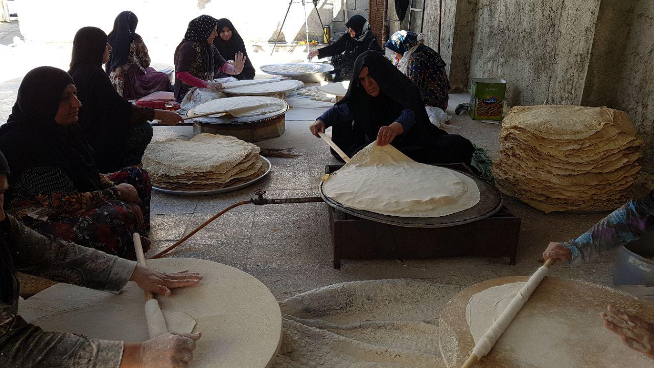 پخت بیش از ۸ هزار قرص نان برای زلزله زدگان