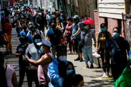 خانواده نظامیان آمریکایی در صف دریافت غذای رایگان خانواده نظامیان آمریکایی در صف دریافت غذای رایگان