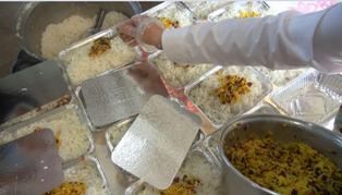 توزیع غذای گرم در عباس آباد