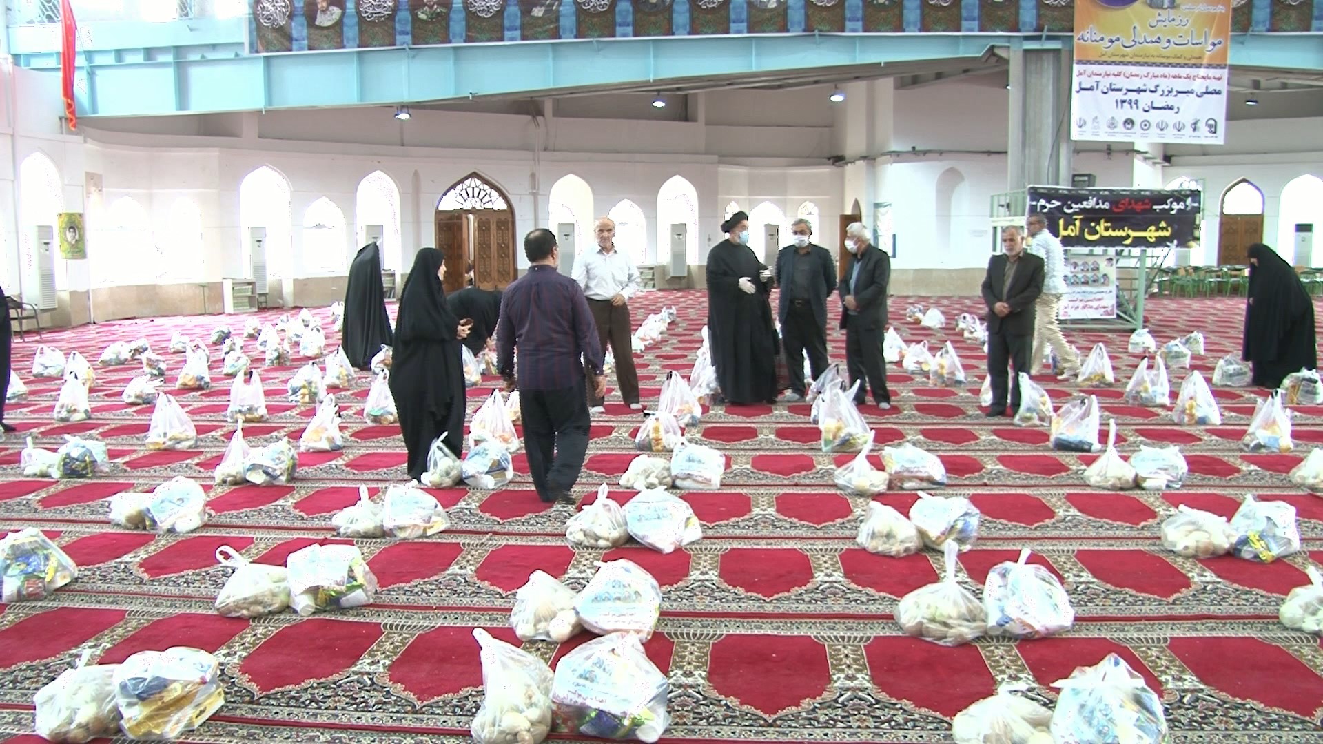 توزیع ستههای معیشتی موکب مدافعان حرم آمل به نیازمندان