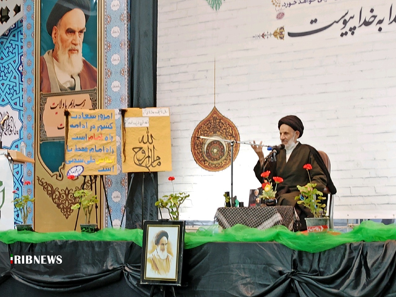 حضور امام خمینی (ره) در جامعه احساس میشود که نشان از زنده بودن امام دارد. حضور امام خمینی (ره) در جامعه احساس میشود که نشان از زنده بودن امام دارد.