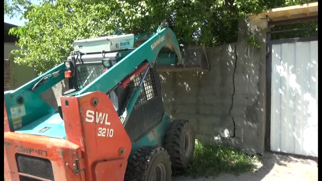 تخریب بنا‌های غیر مجاز در زمین‌های کشاورزی تفرش