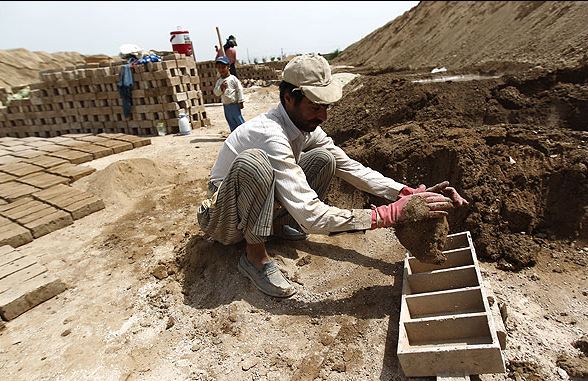 وقتی اتباع خارجه نان کارگر یزدی را آجر میکنند وقتی اتباع خارجه نان کارگر یزدی را آجر میکنند