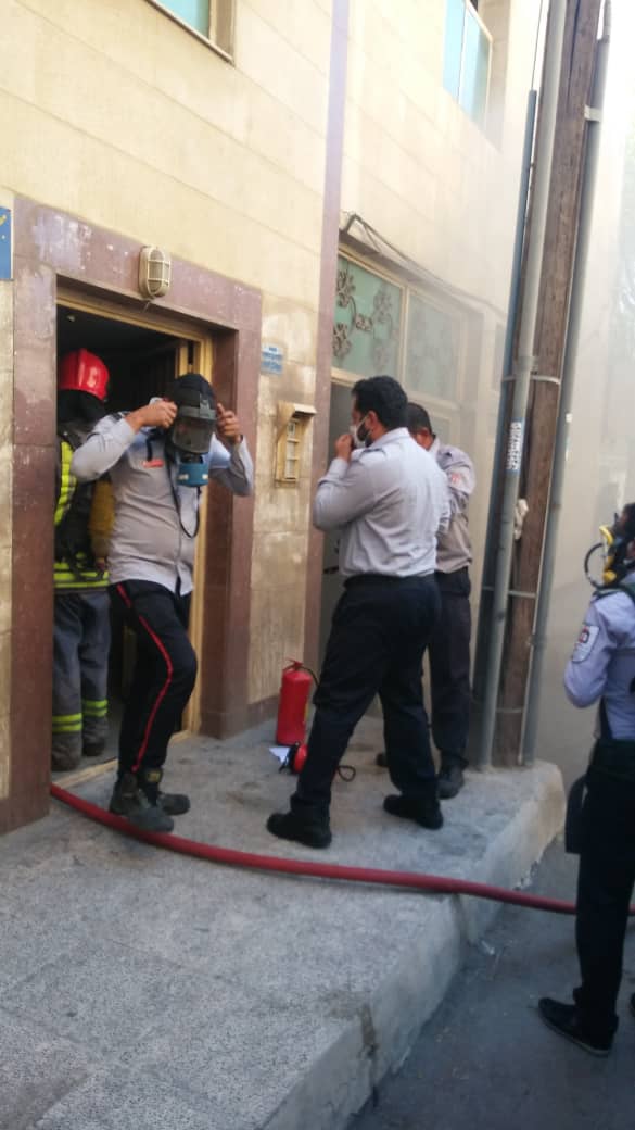 نجات 27 نفر گرفتار در یک مجتمع مسکونی با تلاش آتش نشانان اهوازی نجات 27 نفر گرفتار در یک مجتمع مسکونی با تلاش آتش نشانان اهوازی