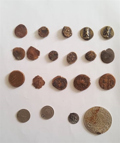 کشف سکه های تاریخی در شهرستان نی ریز کشف سکه های تاریخی در شهرستان نی ریز