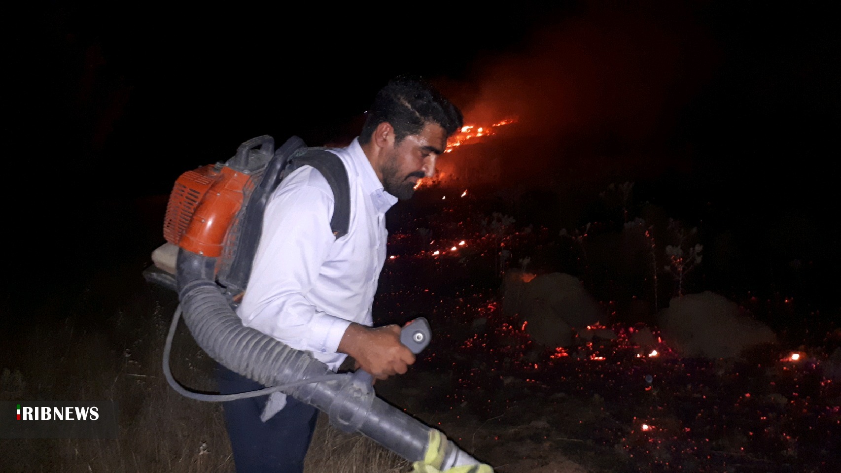 مهار آتش سوزی مراتع منطقه عنا در باشت