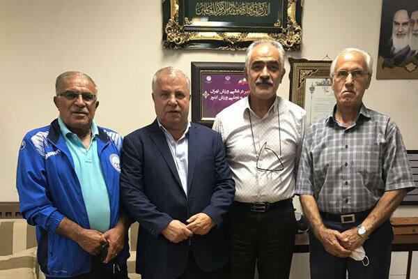 نشست گل محمدی با پیشکسوتان فوتبال نشست گل محمدی با پیشکسوتان فوتبال