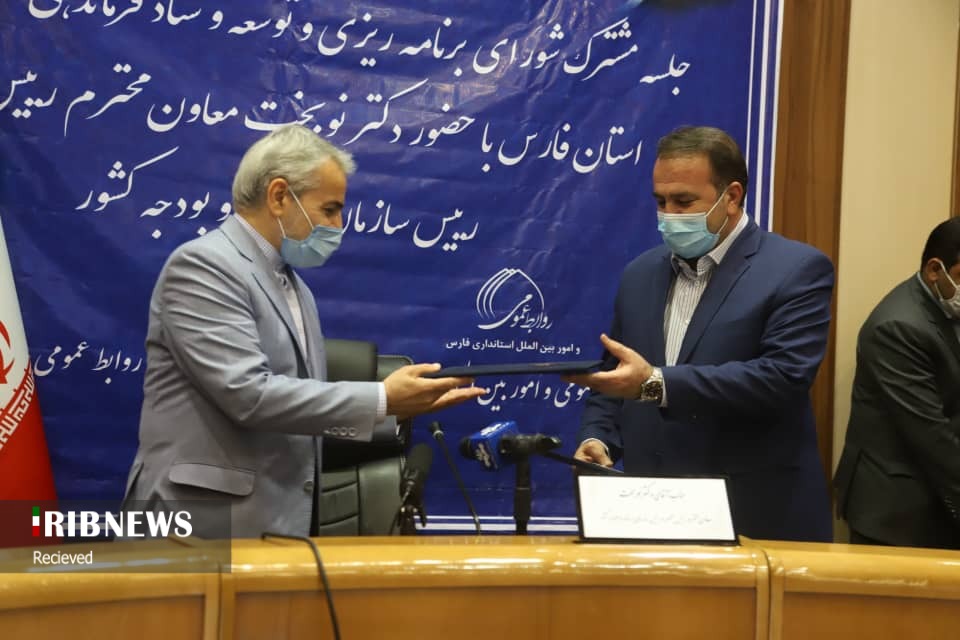 امضا سه تفاهم نامه بین نوبخت و مسئولان فارس امضا سه تفاهم نامه بین نوبخت و مسئولان فارس