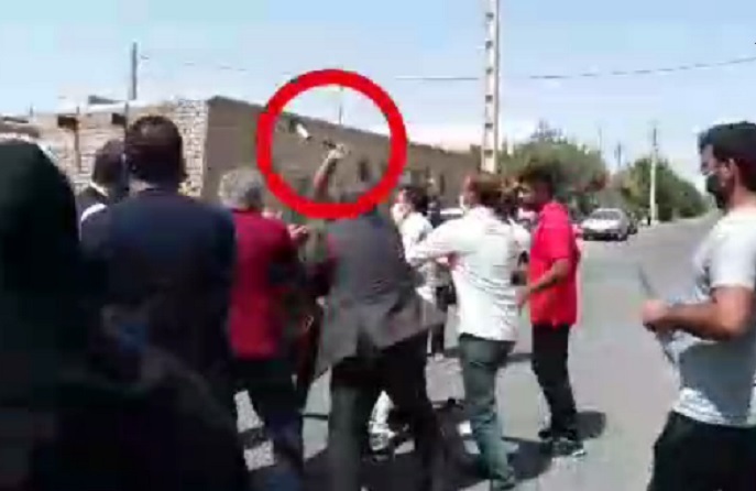 صدور دستور بازداشت عامل حمله مسلحانه به عوامل یکی از برنامههای تلویزیونی در روستای خانلق بخش حسن آباد صدور دستور بازداشت عامل حمله مسلحانه به عوامل یکی از برنامههای تلویزیونی در روستای خانلق بخش حسن آباد